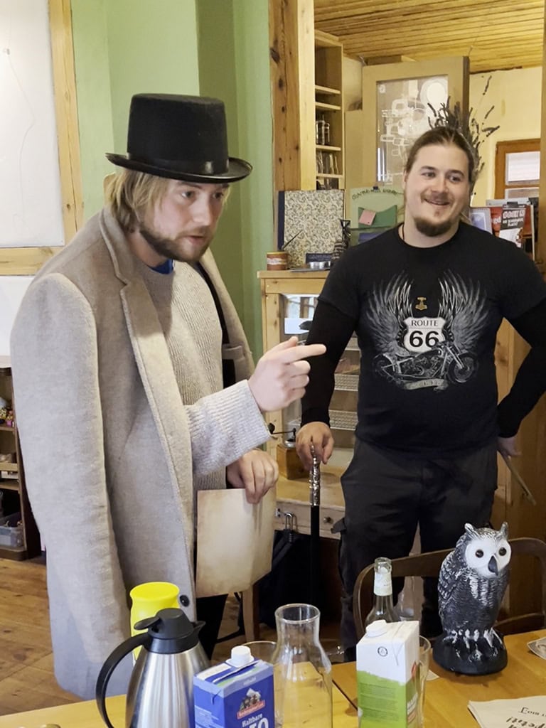 Julian und Björn tragen in Kostümen ihre Ergebnisse vor