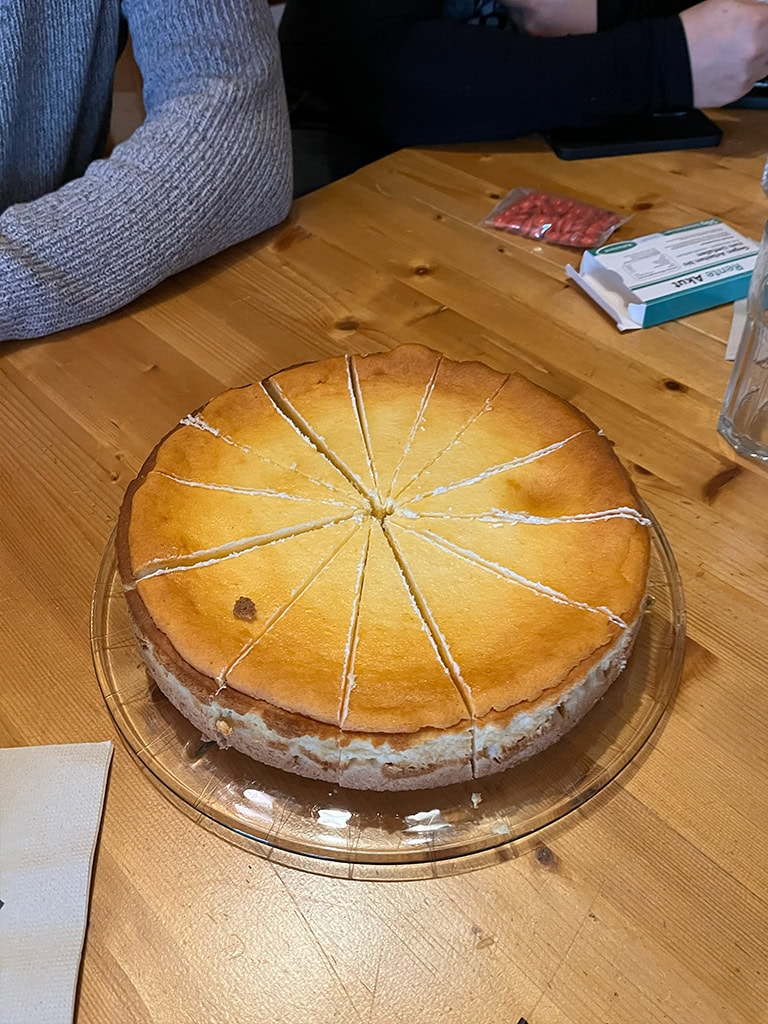 Käsekuchen auf dem Tisch