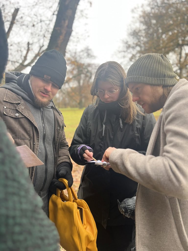 Team 1 hat einen Hinweis gefunden und schaut ihn sich in der Runde an